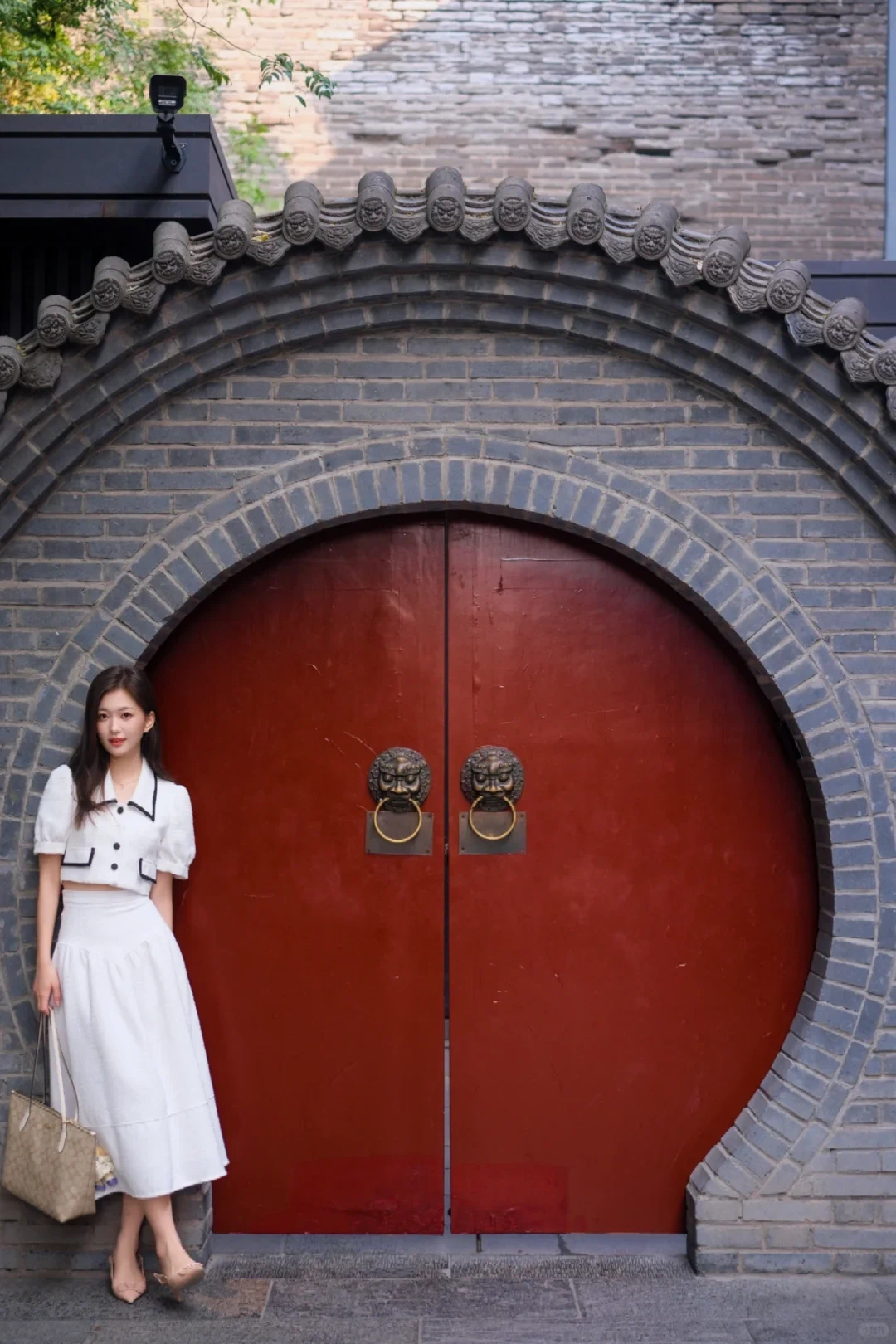 永宁门检票口前50米红色大门