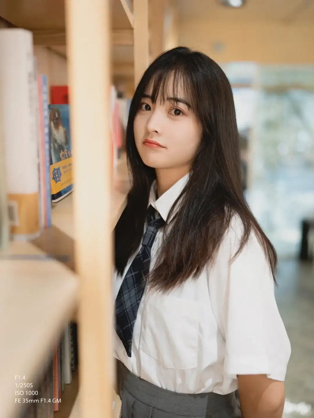 侧身半身照 利用书架当前景