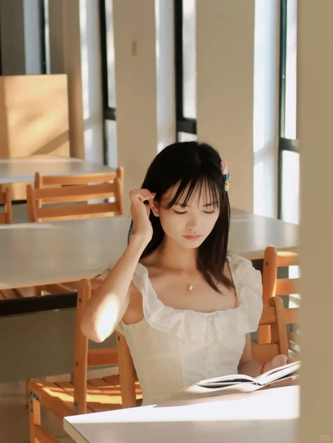 坐桌边（右手整理头发显得很自然）