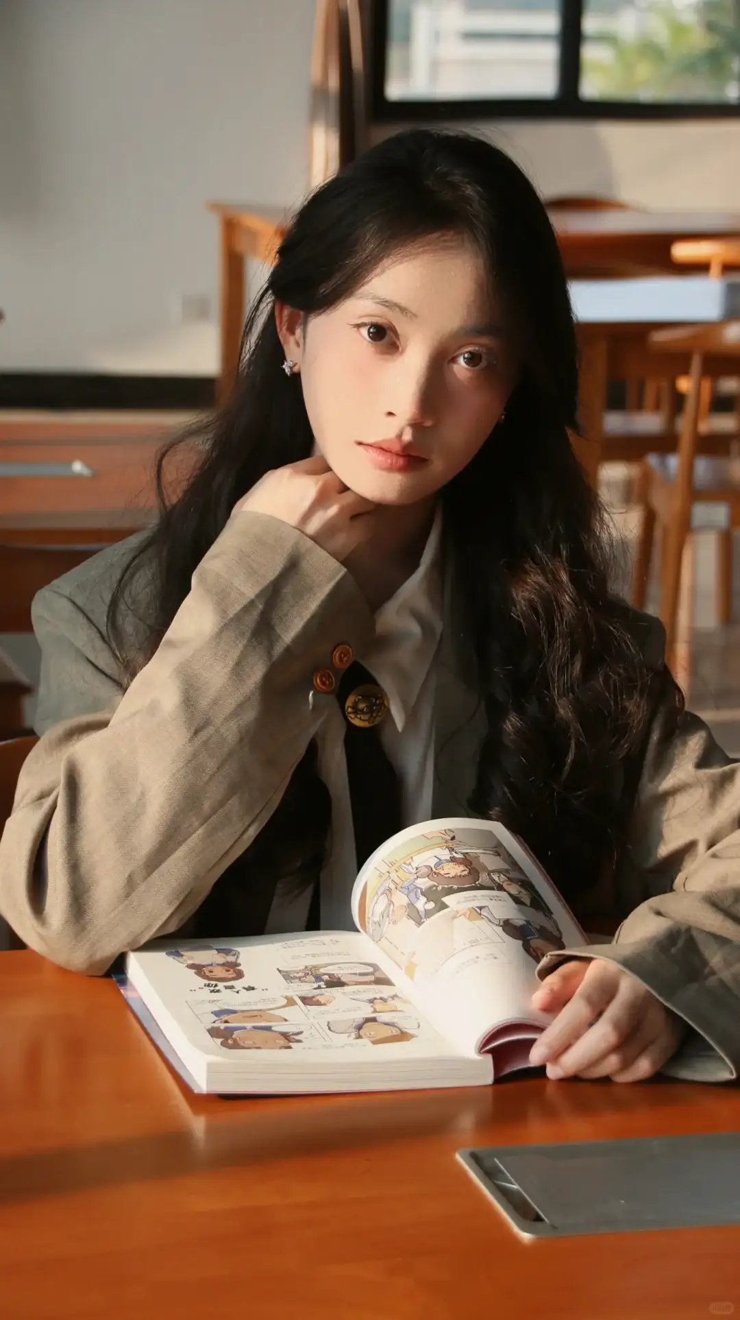 坐桌边（手摸脖子，看镜头也行，不过这张有点阴阳脸）