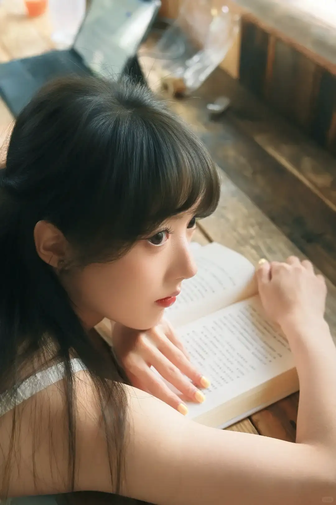 坐桌边（趴书上，从侧后方拍，不过这张眼睛特别奇怪，特别是左眼，眼白露多一点就好了）