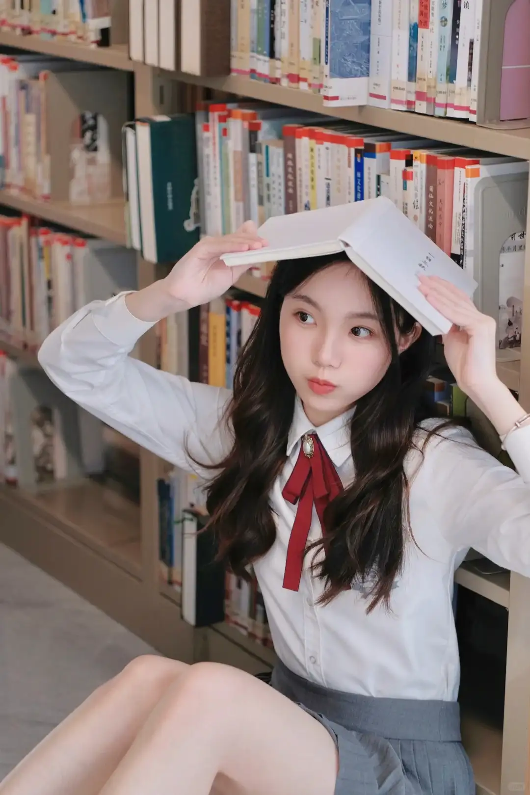 头顶书（身体稍微转一点，头歪一下，显得没那么呆板）