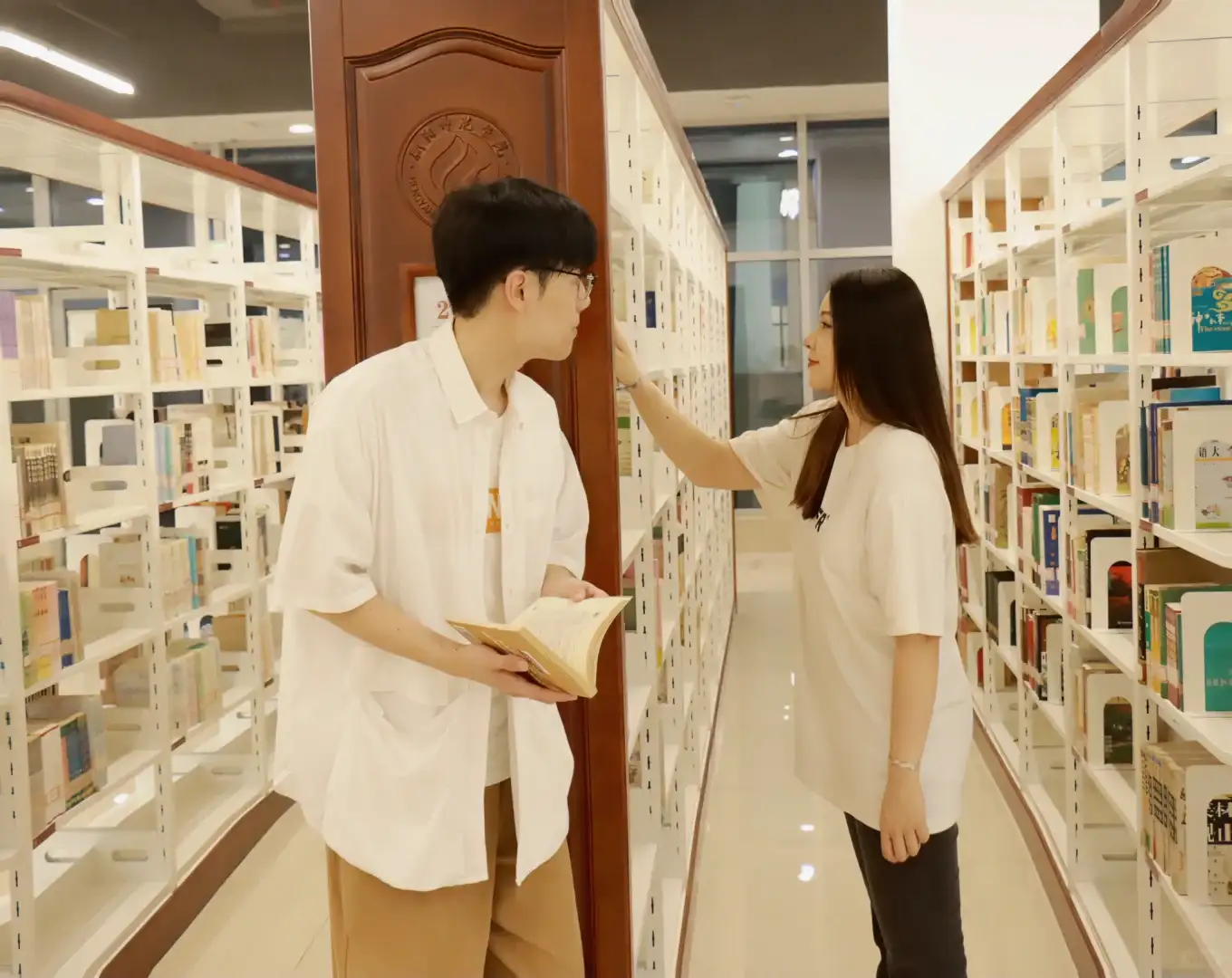 拿书反面示例（人站得离书架太远，手太低，身体有点前倾，头、身体、左手成一条呆板的直线）