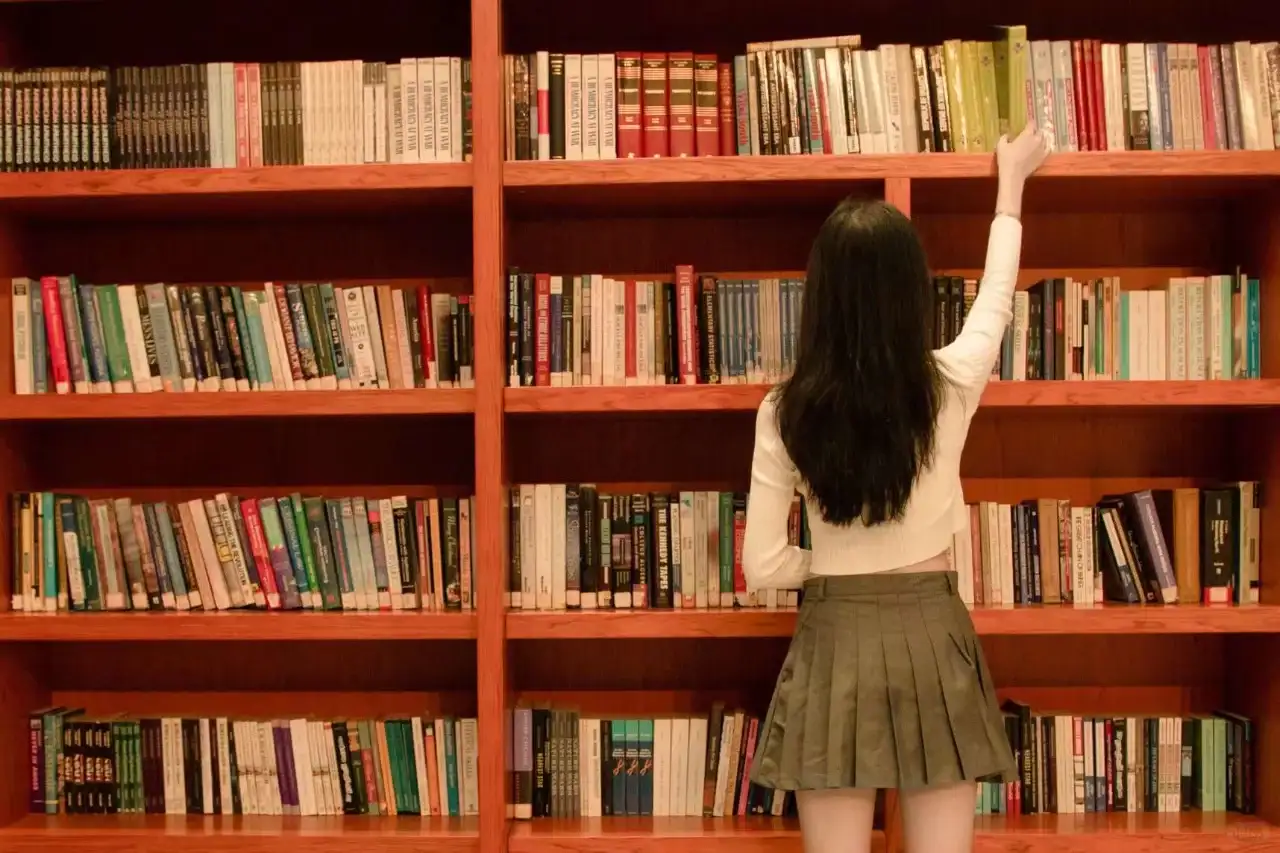 拿书 背面角度 身材好可选