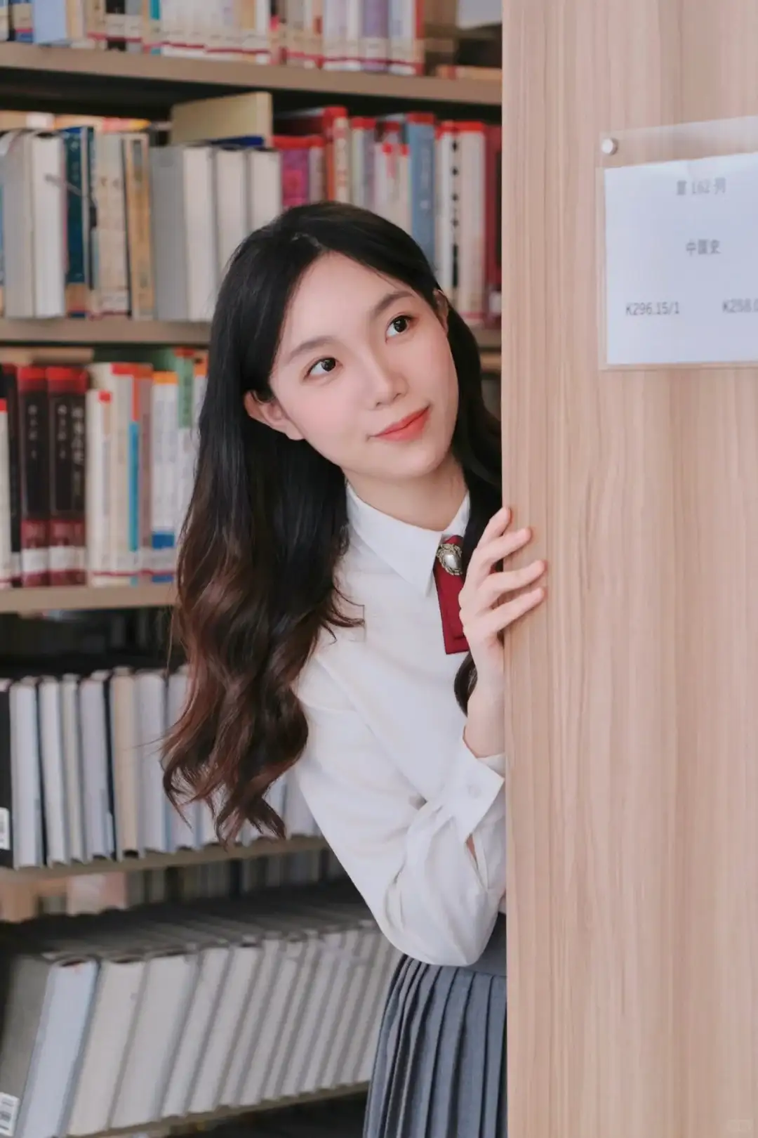 探身（身体一半在后面，手扶书架）