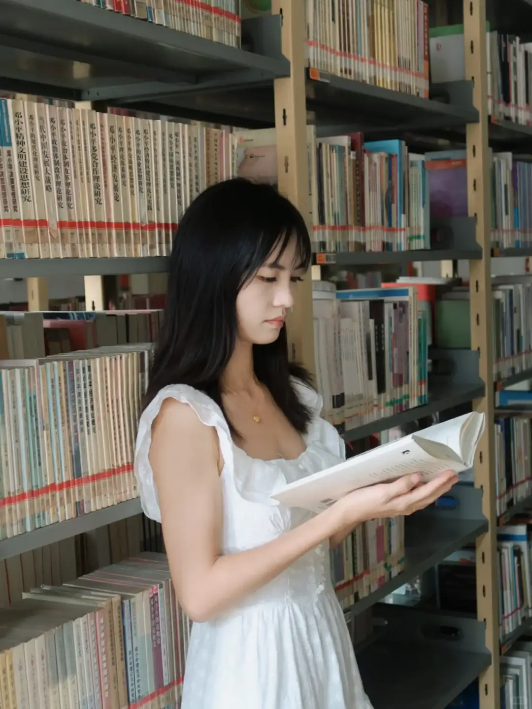 看书 反面例子（照片是歪的；手托书的姿势很奇怪）