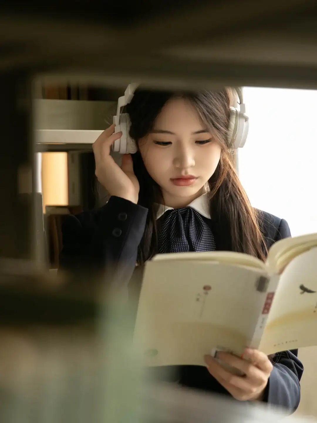 看书 正脸（斜向上仰拍，拍全五官）