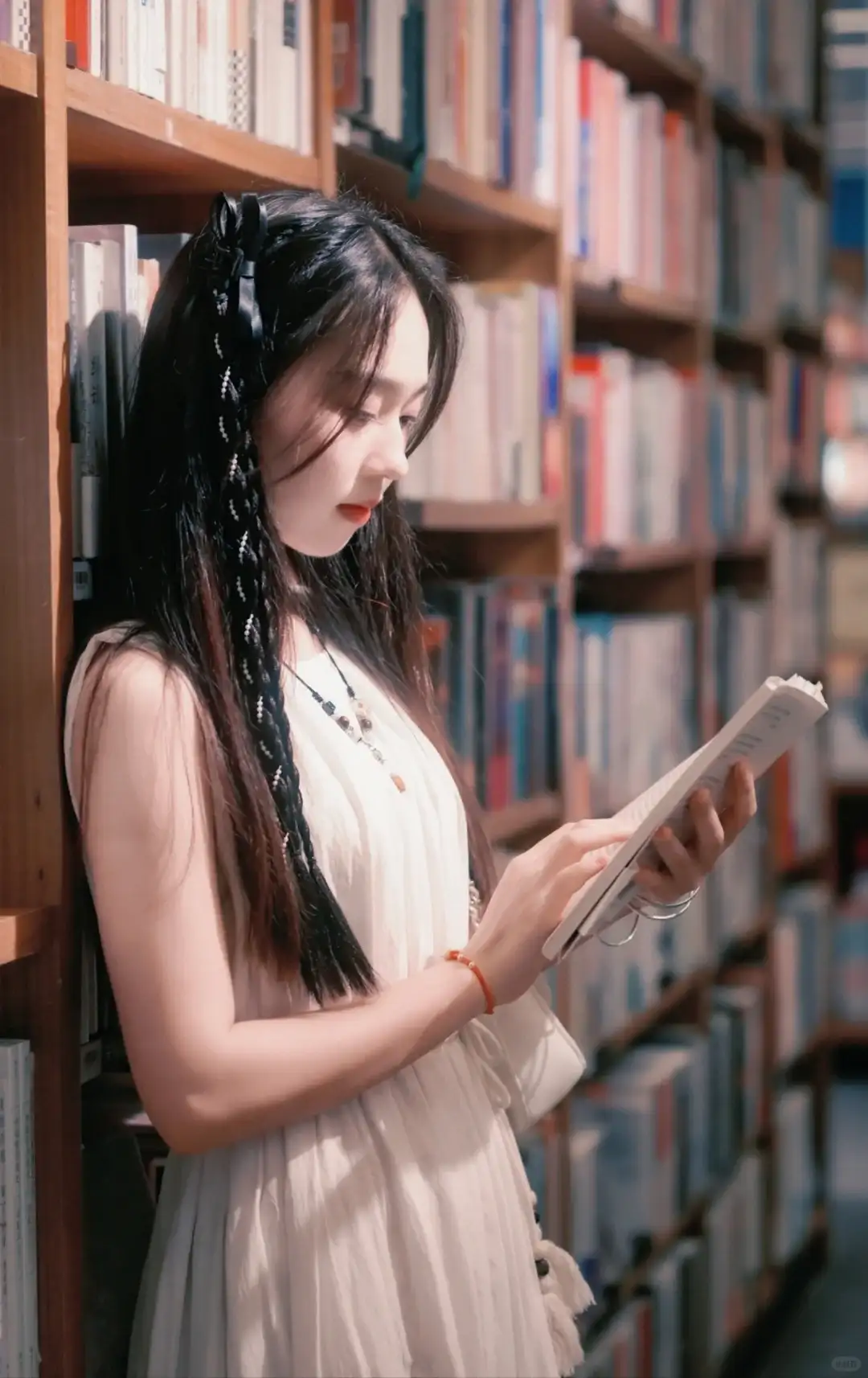 看书（姿势角度都不错，但是面光很奇怪，鼻子的阴影很丑）