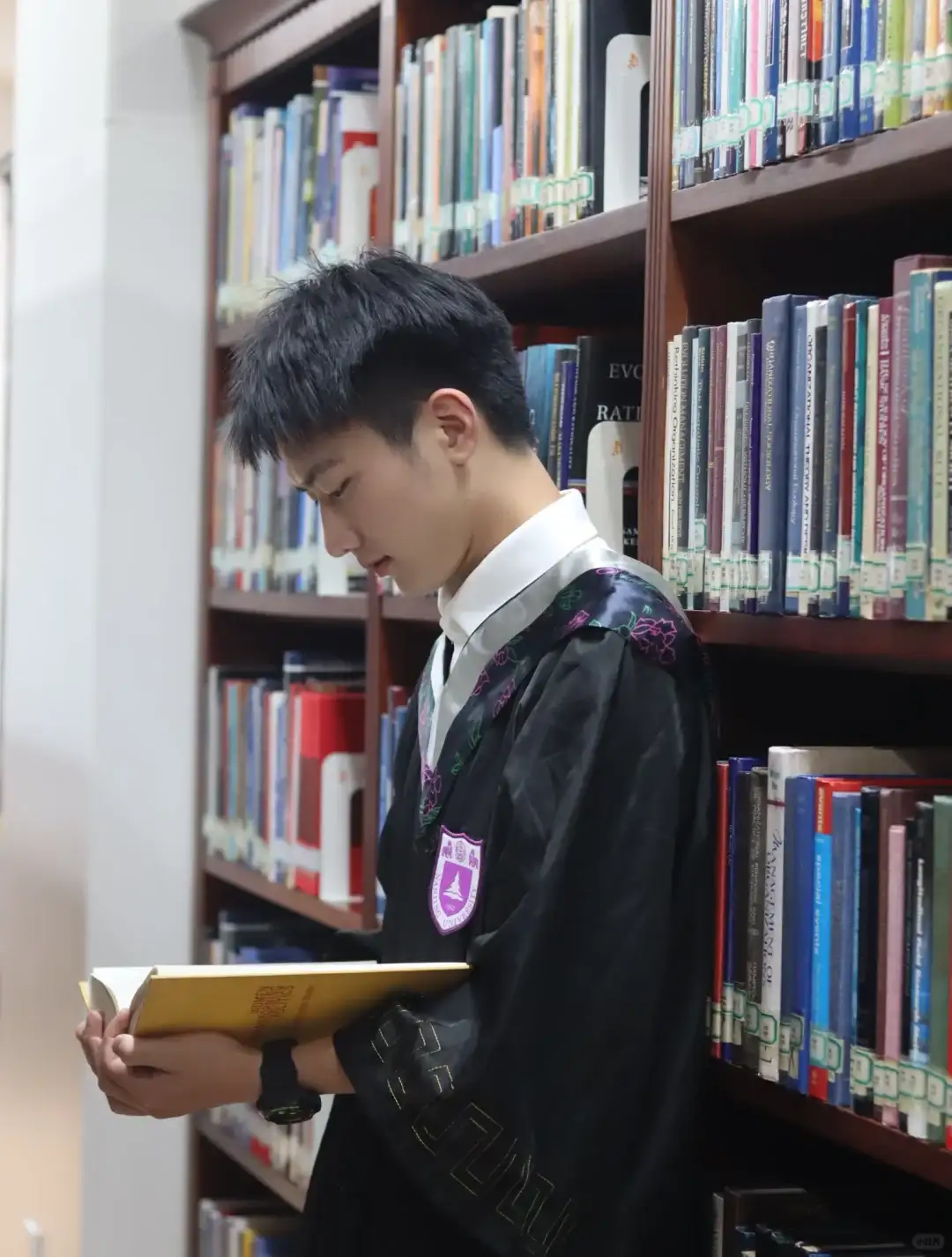 看书 反面例子（书拿太低，书本反光没打到脸上导致脸黑）