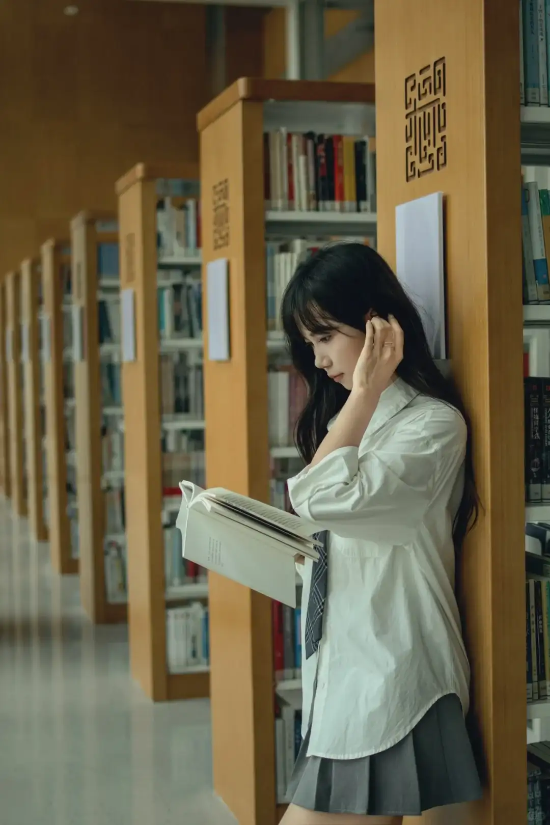 看书（一手拿书一手摸头发也不错）