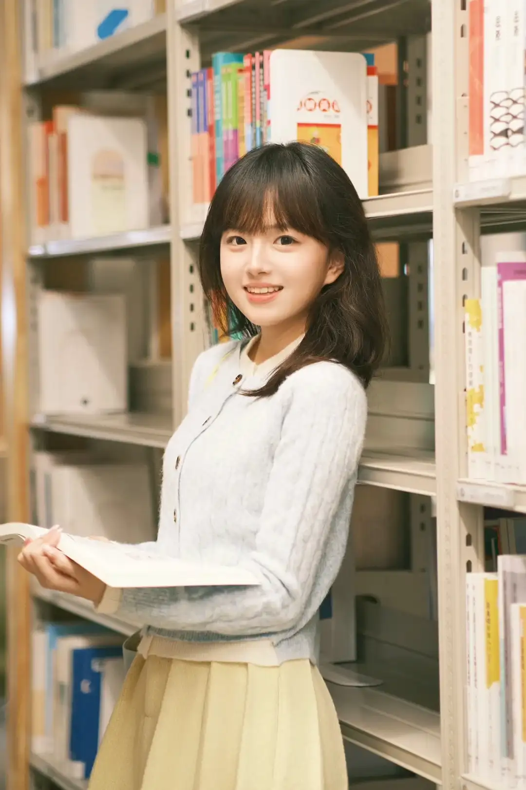 看书（虽然书拿着低，但是脸面向相机，有种看书时突然有人和你打招呼的感觉，也很自然）